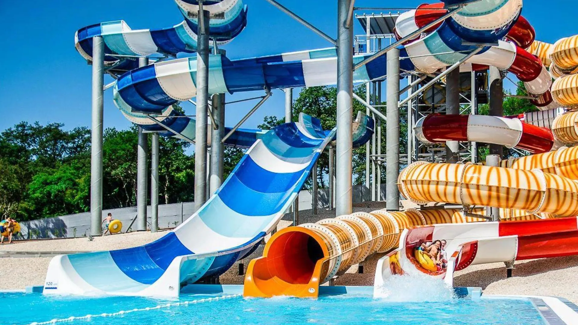 Aqua Family Apartments カリガドル